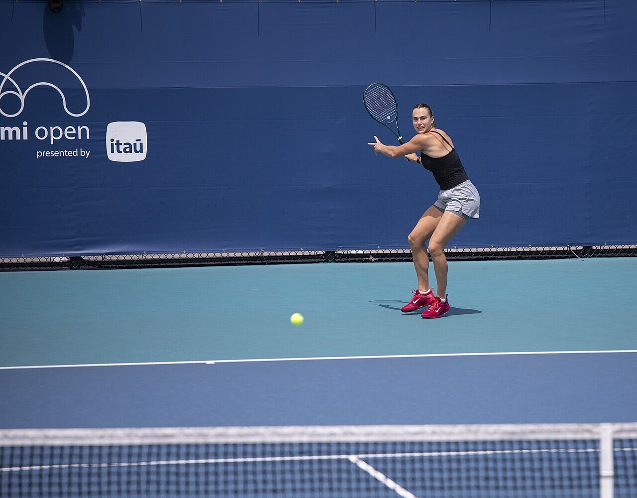 Aryna Sabalenka na korcie podczas Miami Open 2025