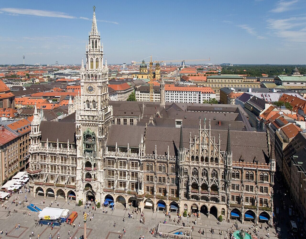 Panorama Marienplatz w Monachium z Nowym Ratuszem i jego wieżą, widziana z kościoła św. Piotra.