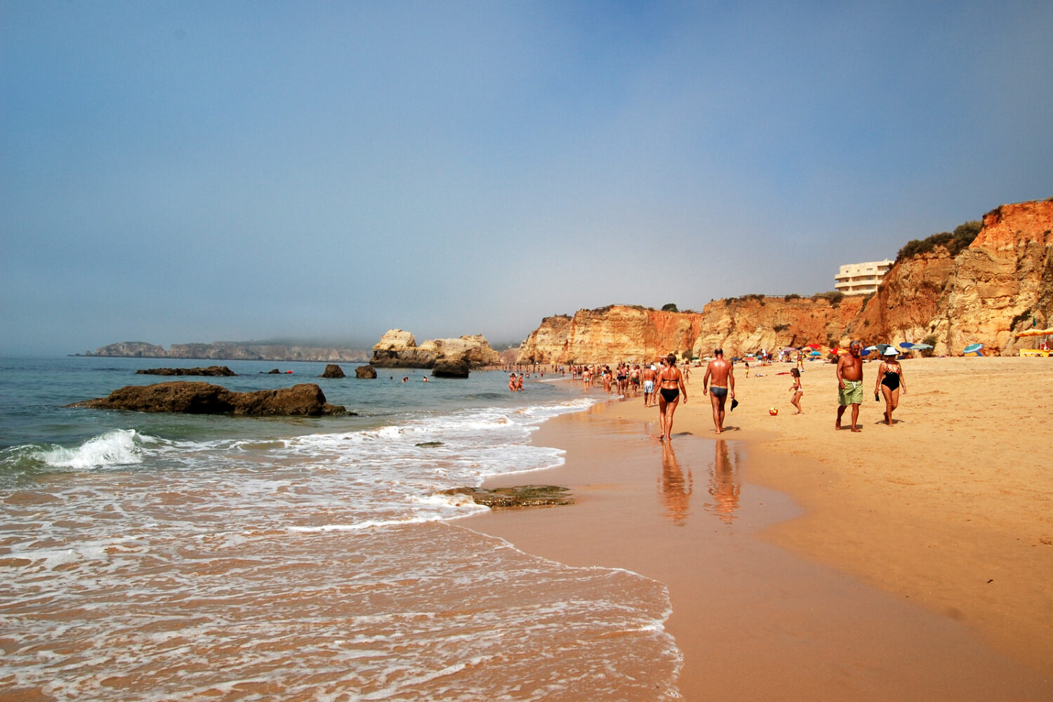 Plaża Praia da Rocha i klify w Portimão w regionie Algarve