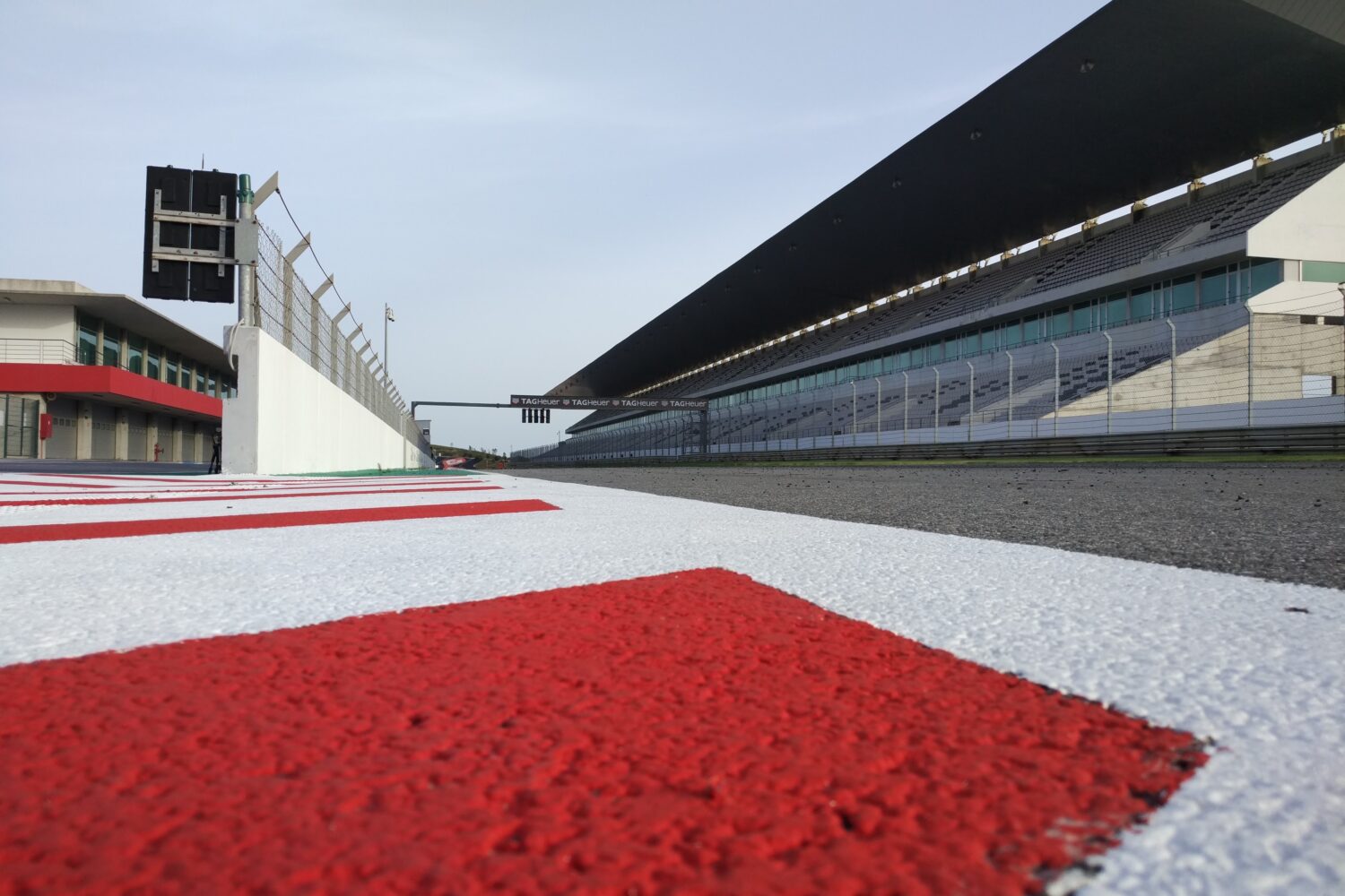 Prosta startowa i trybuna główna toru Formuły 1 w Portimão